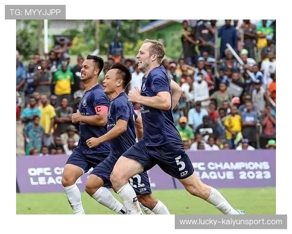 李明携子亮相世俱杯！高颜值父子同框引热议